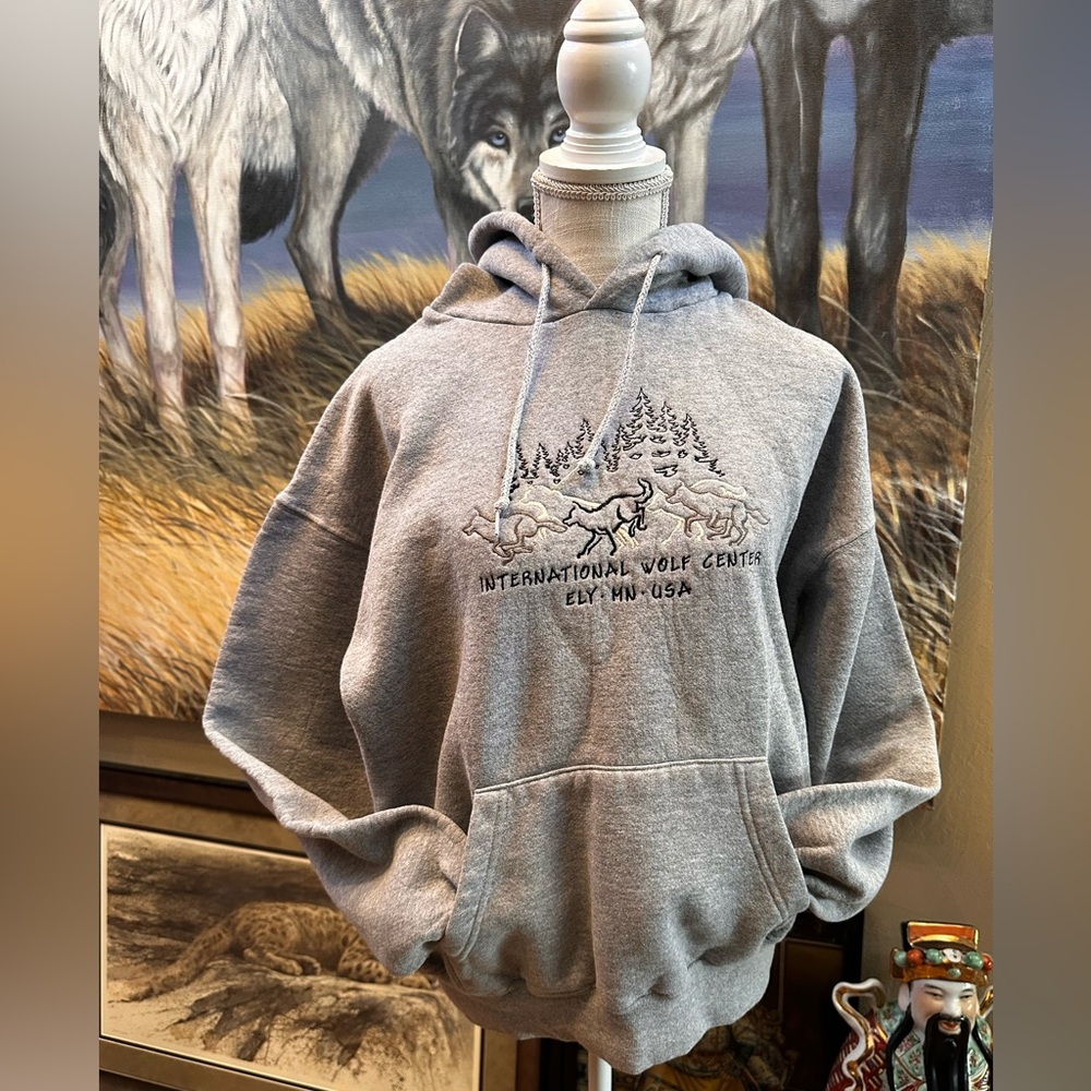 International Wolf Center Ely MN gray sweatshirt hoodie sz MD front pockets dogs